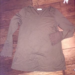 Altar’d State olive green tunic SM sleeve detail